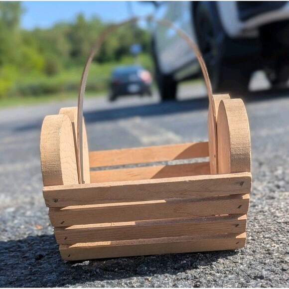 Vintage Sawmill Critters Wood Hand Painted Heart Hand Basket Made In USA - Picture 5 of 6